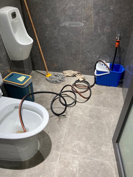 DrainFix HK 商業洗手間白色馬桶內,10 米橙色電動 snake