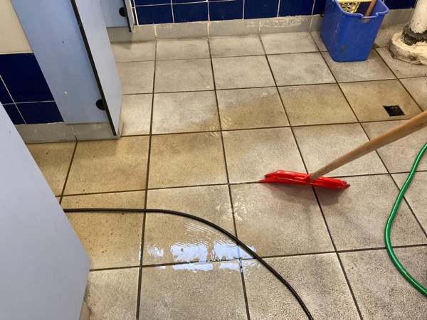 DrainFix HK 完成廁所通渠後用紅色刮水器將濕地板水推走