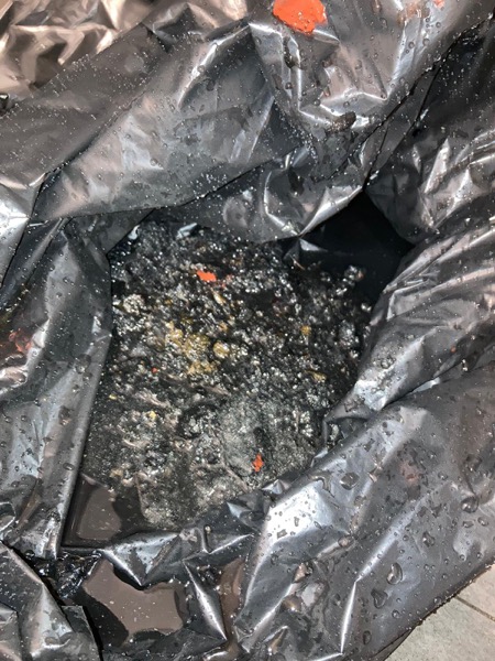 DrainFix HK 一袋從香港渠管挖出嘅黑色硬化油垢沉積物