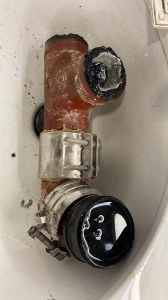 DrainFix HK 微距拍攝紅 T-fitting 入口完全被黑色硬化油脂封死
