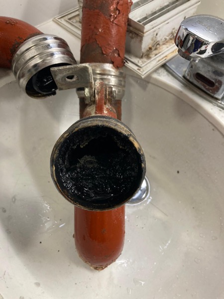 DrainFix HK 切開洗手盆下水管見到內裡完全被硬化黑色焦油填滿