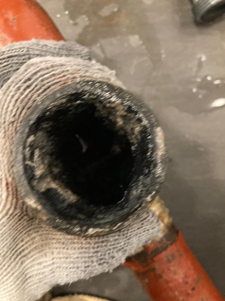 DrainFix HK 戴白手套近距離展示渠管末端