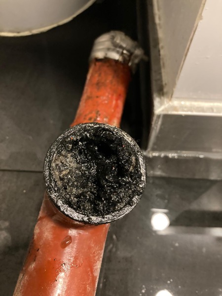 DrainFix HK 鑄鐵渠管末端見到內裡硬化油脂橫切面