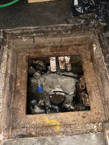DrainFix HK 揭開方形渠井 — 揭蓋一刻嘅實況