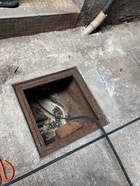 DrainFix HK 師傅人手操作刨渠工具