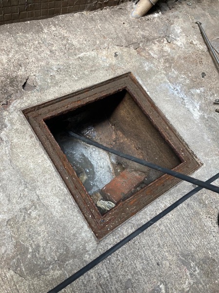 DrainFix HK 將電動鋼線通渠機伸入方形戶外渠井