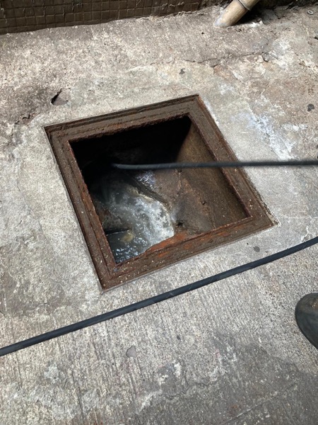 DrainFix HK 由方形渠井外觀察 snake 已深入井底