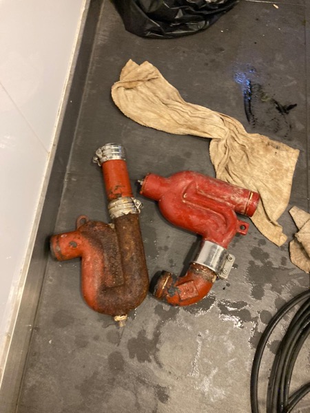 DrainFix HK 兩段紅鑄鐵渠管擺在廚房地面