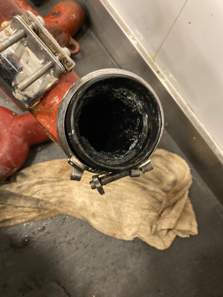 DrainFix HK 紅鑄鐵渠管末端裝有 stainless coupling