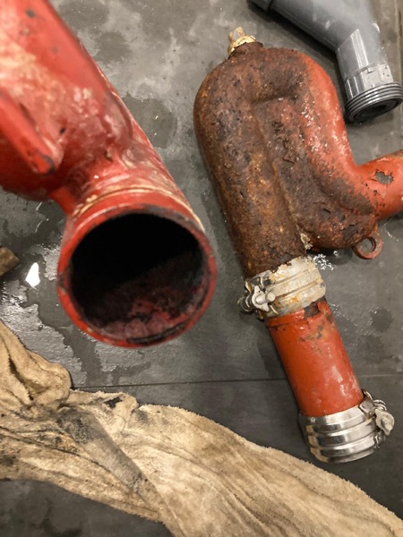 DrainFix HK 兩段不同程度老化嘅紅鑄鐵渠管