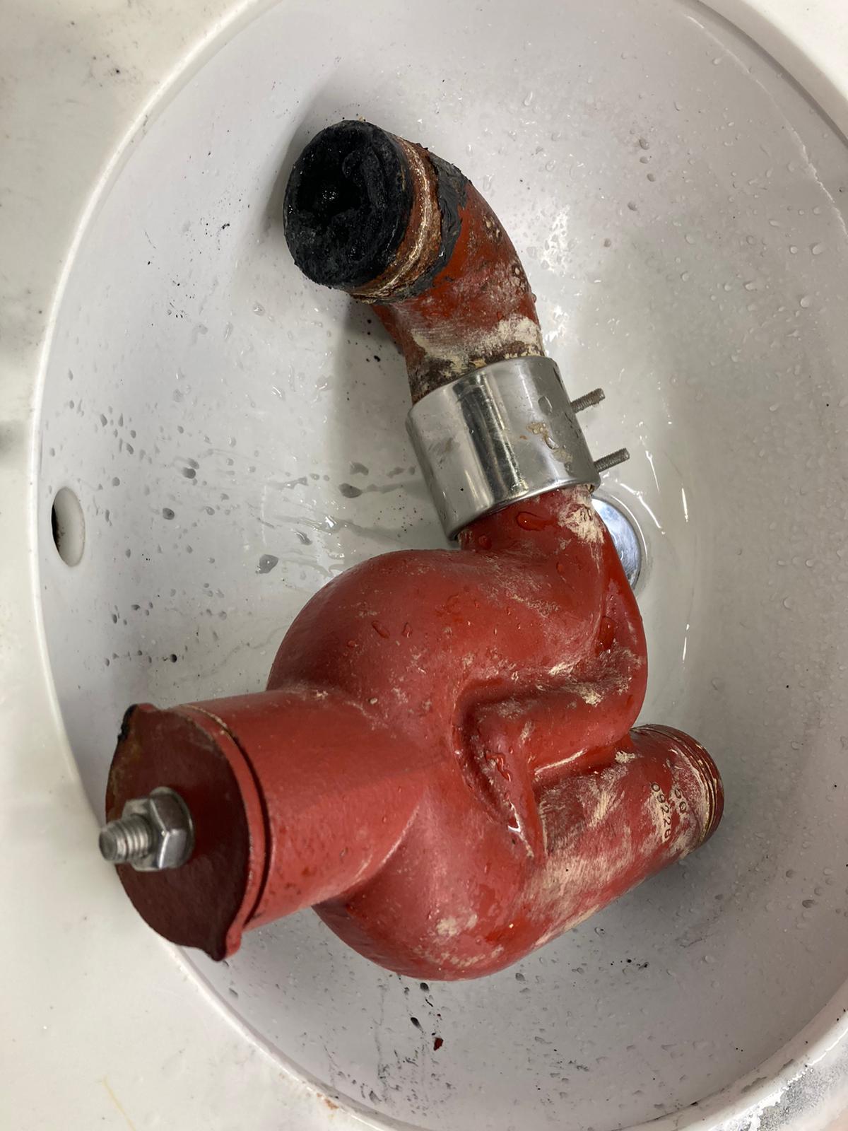 DrainFix HK 鑄鐵 P-trap 拆除診斷 — 廚房去水管油脂堵塞