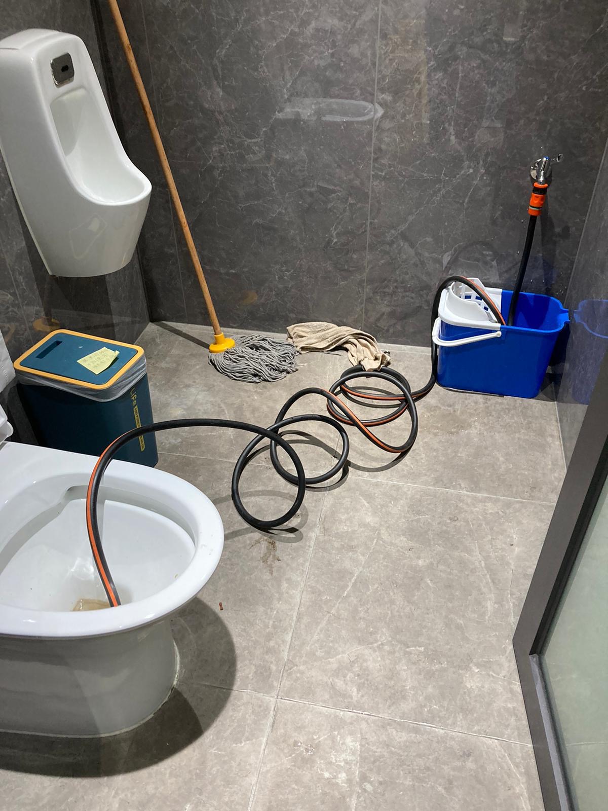 DrainFix HK 浴室通廁 — 電動鋼線通渠機伸入馬桶